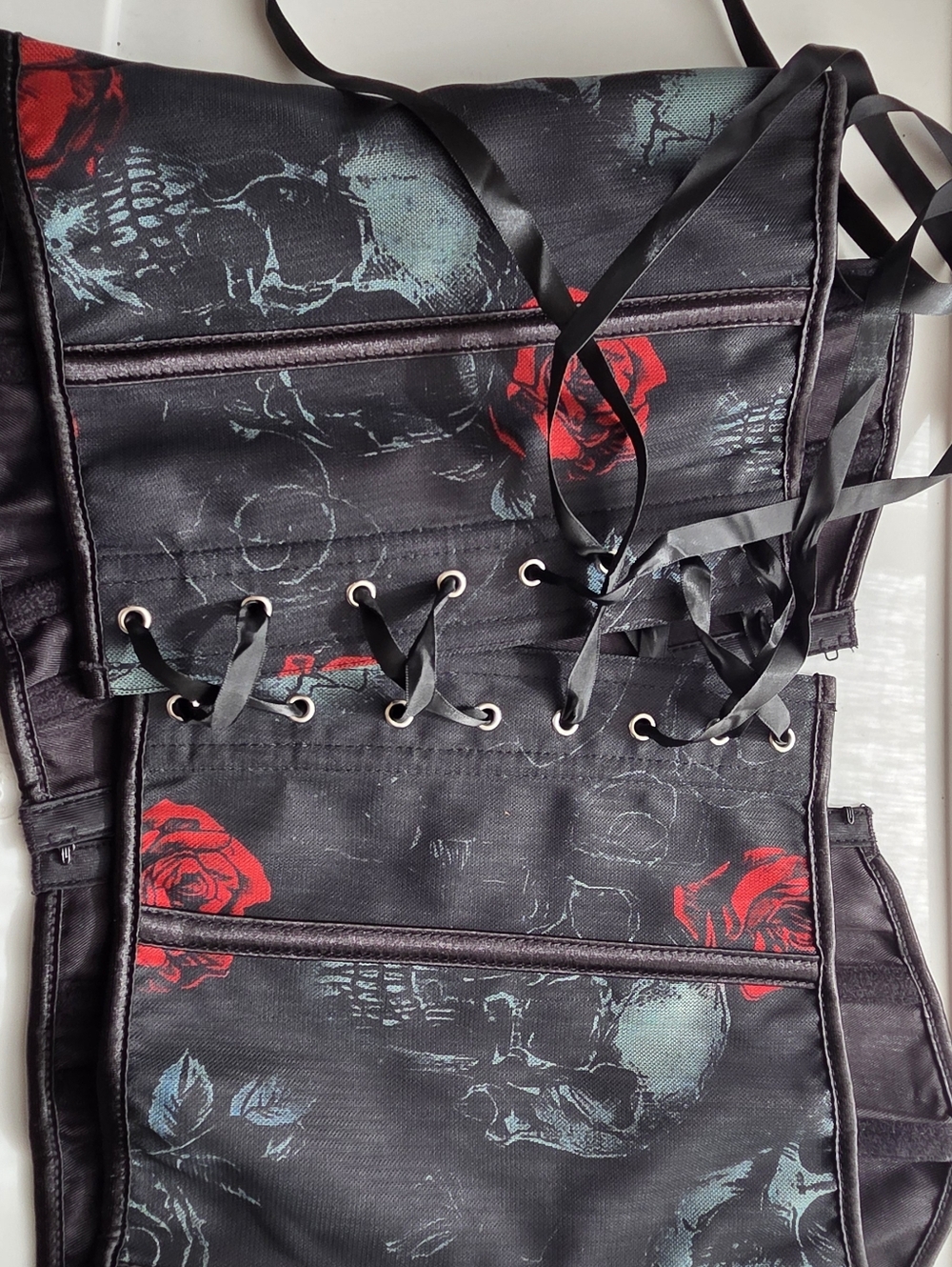 Black Gothic Skull & Red Rose Lace-Up Corset - Picture 4 of 6